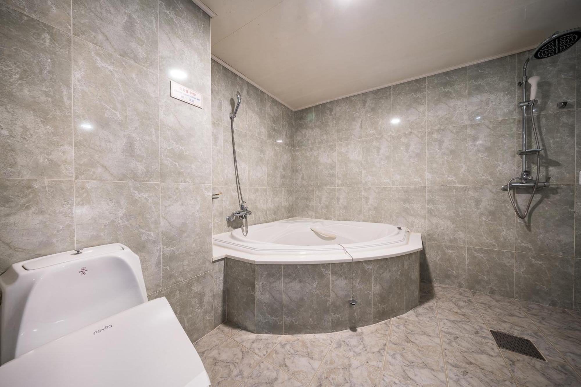 Symphony Hotel Suwon Exterior foto